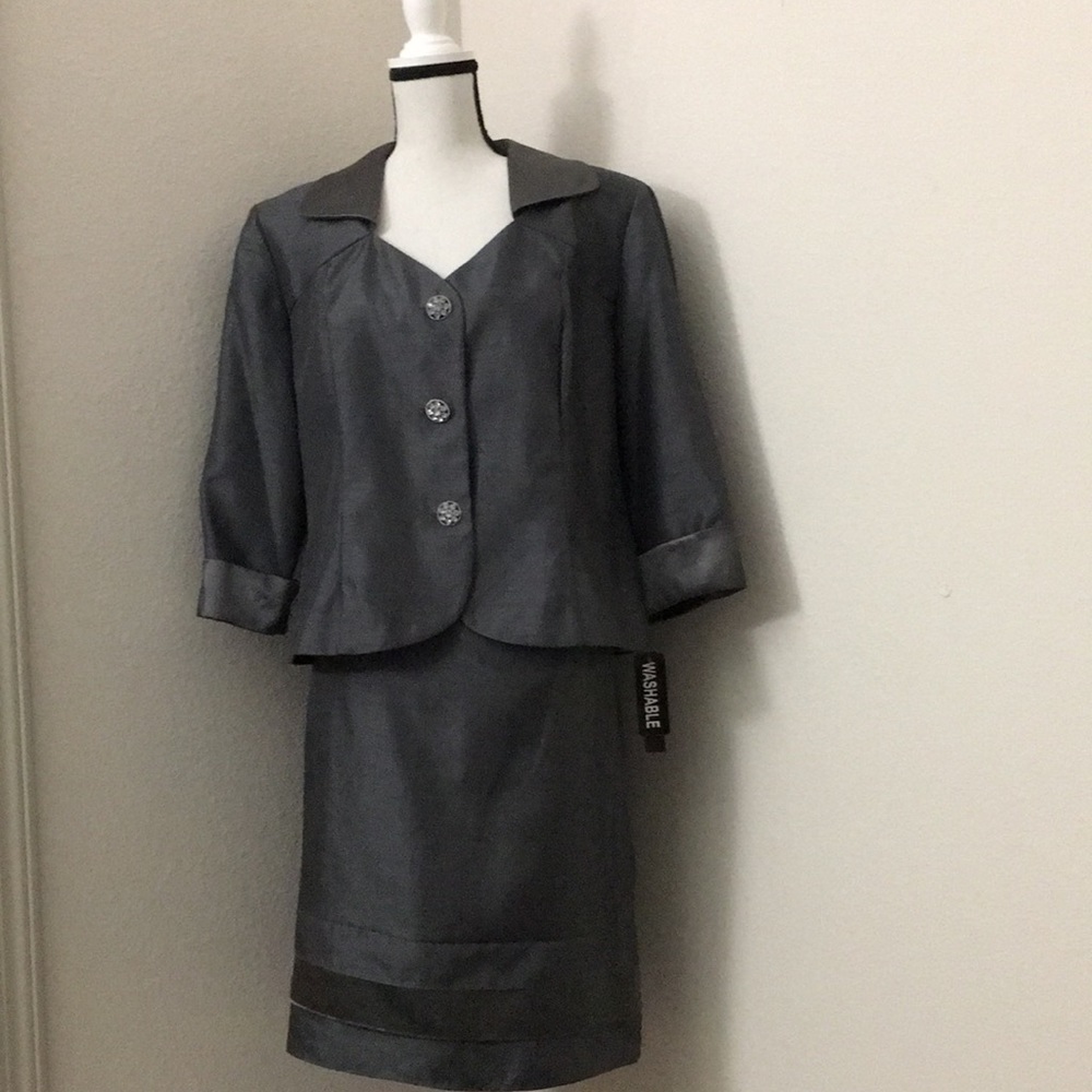 NEW 2 Piece Dress Suit (never worn)